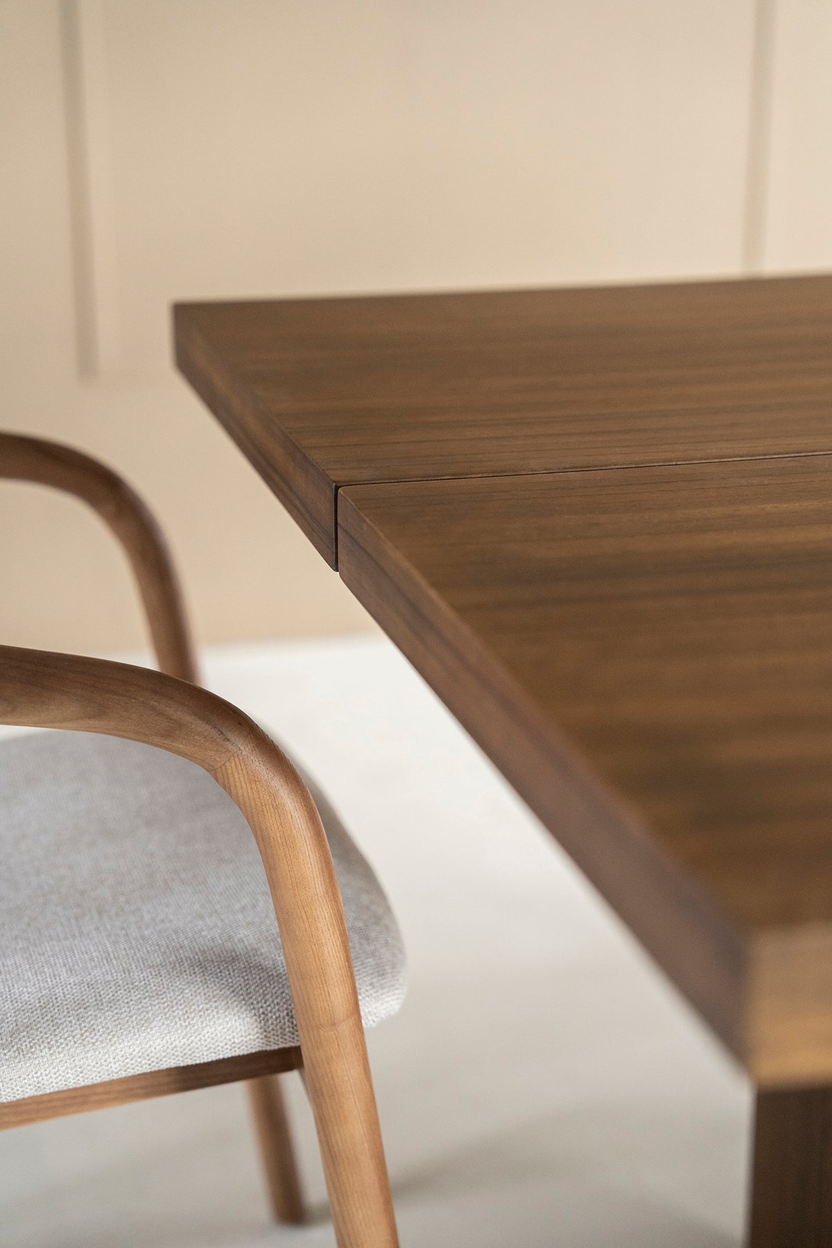 Lira Dining Table