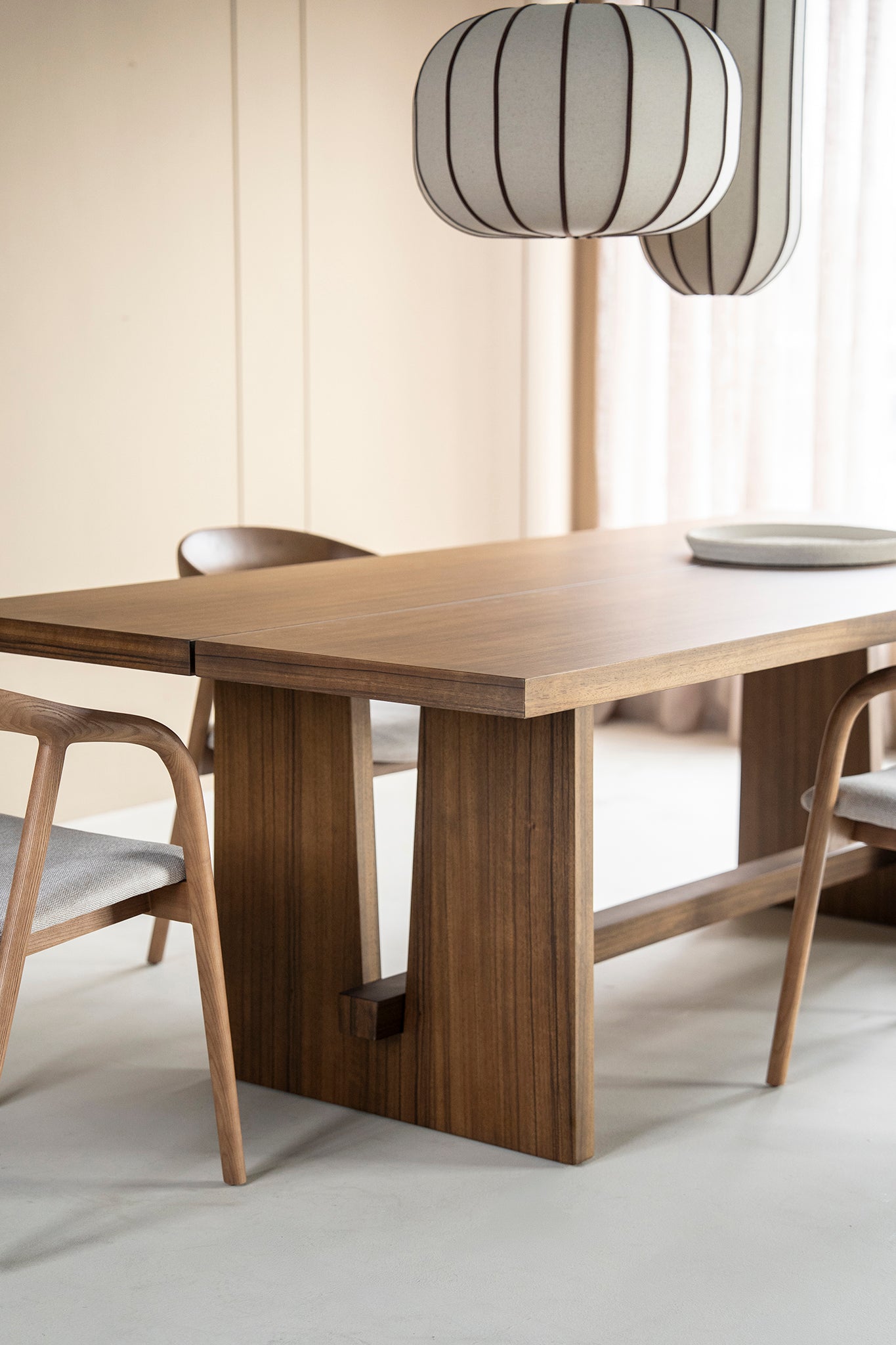 Lira Dining Table