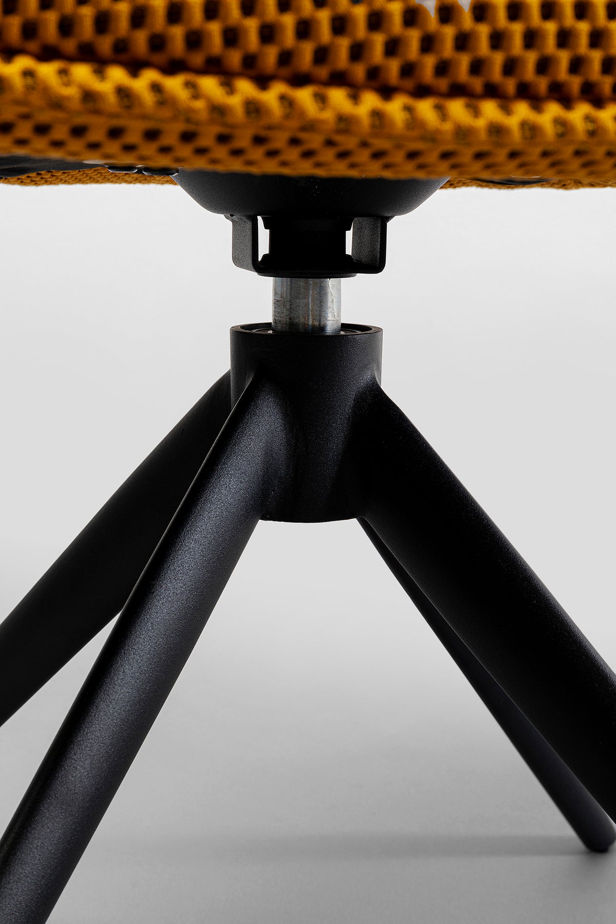 Carlito Mesh Swivel Chair