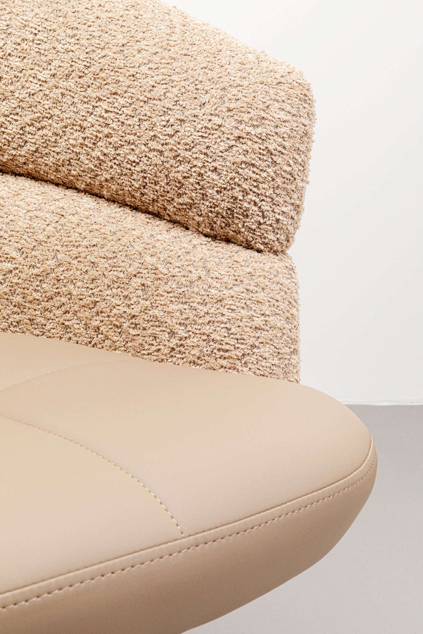 Tasty Swivel Chair with Armrest