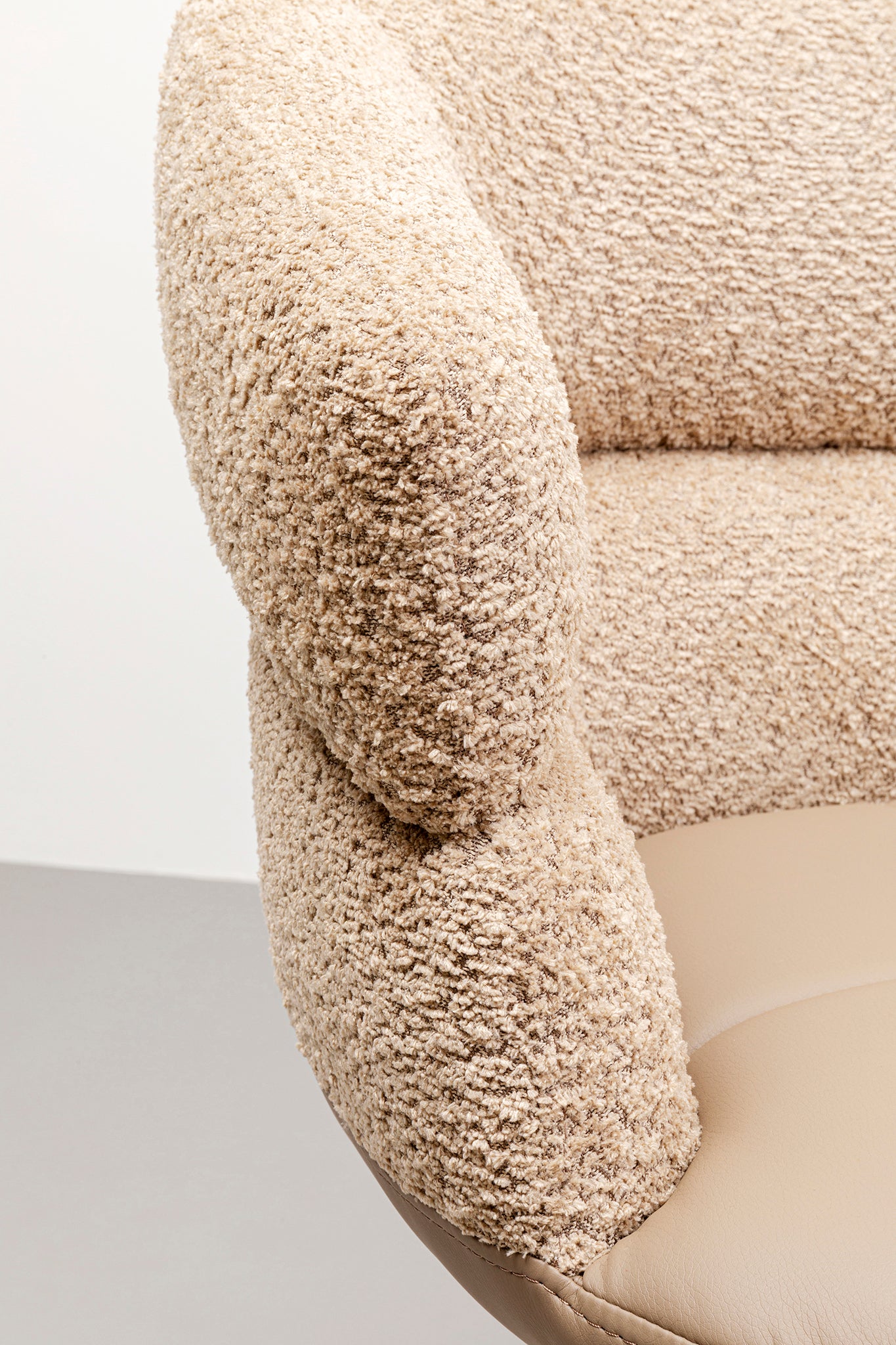 Tasty Swivel Chair with Armrest