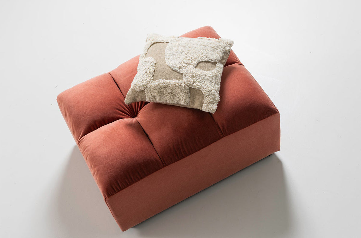 Allure Hocker