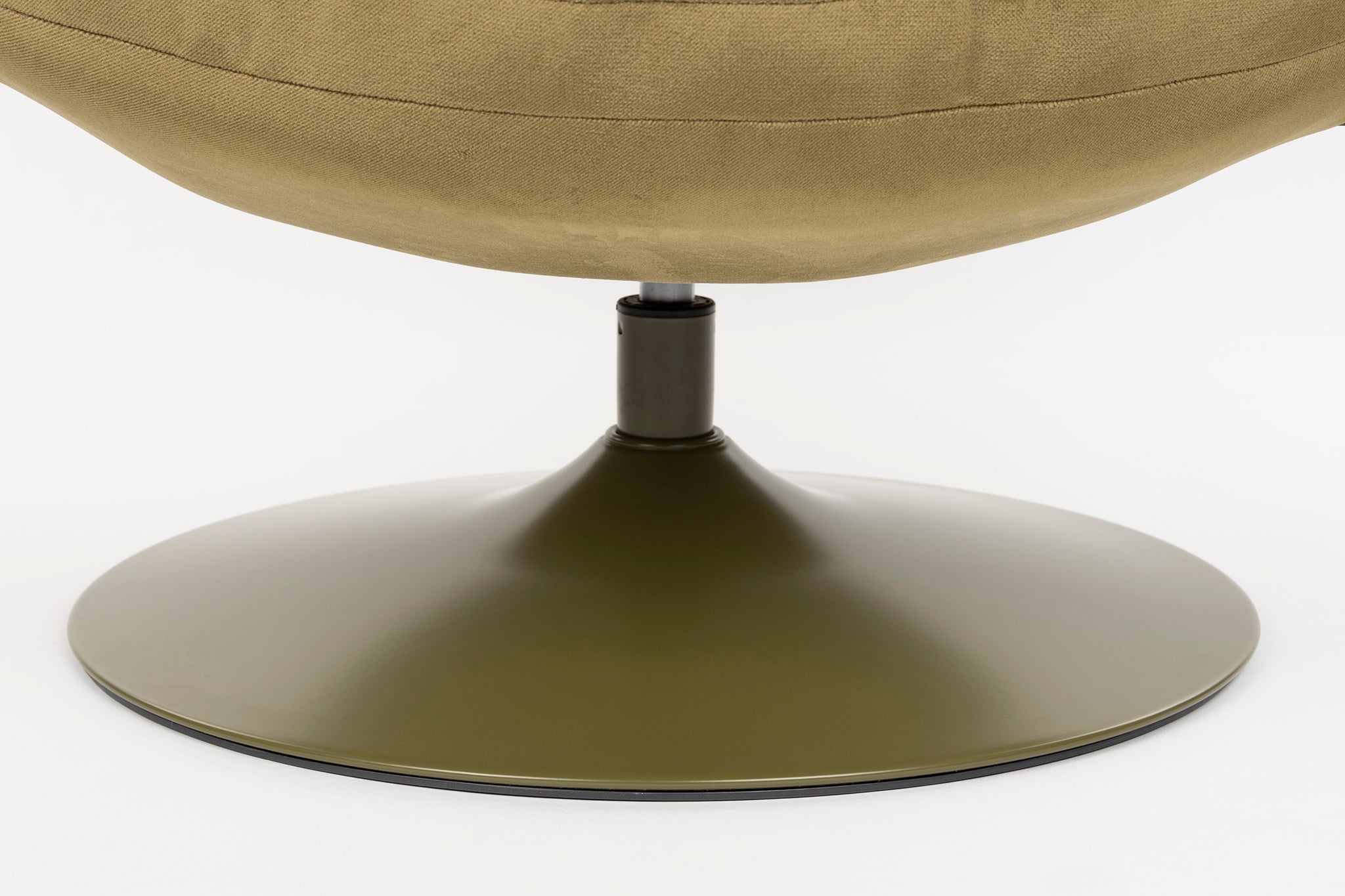 Beefy Lounge Chair