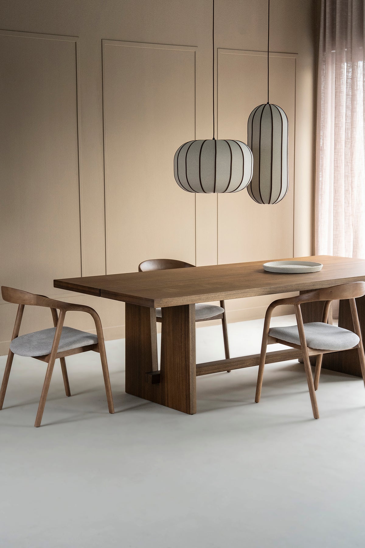 Lira Dining Table