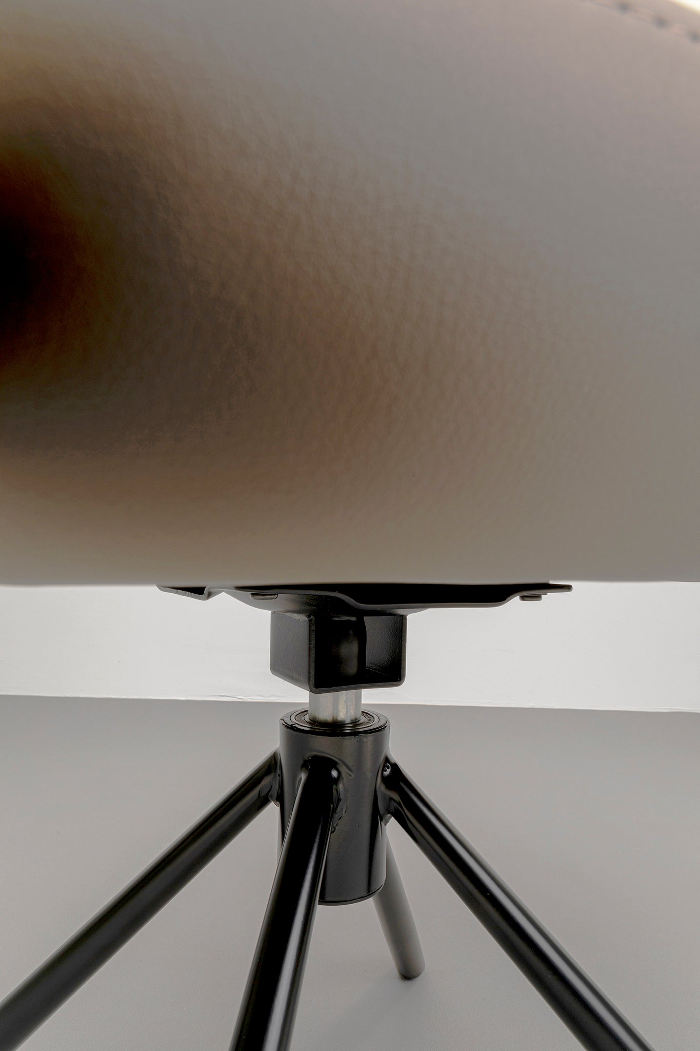 Tasty Swivel Chair with Armrest